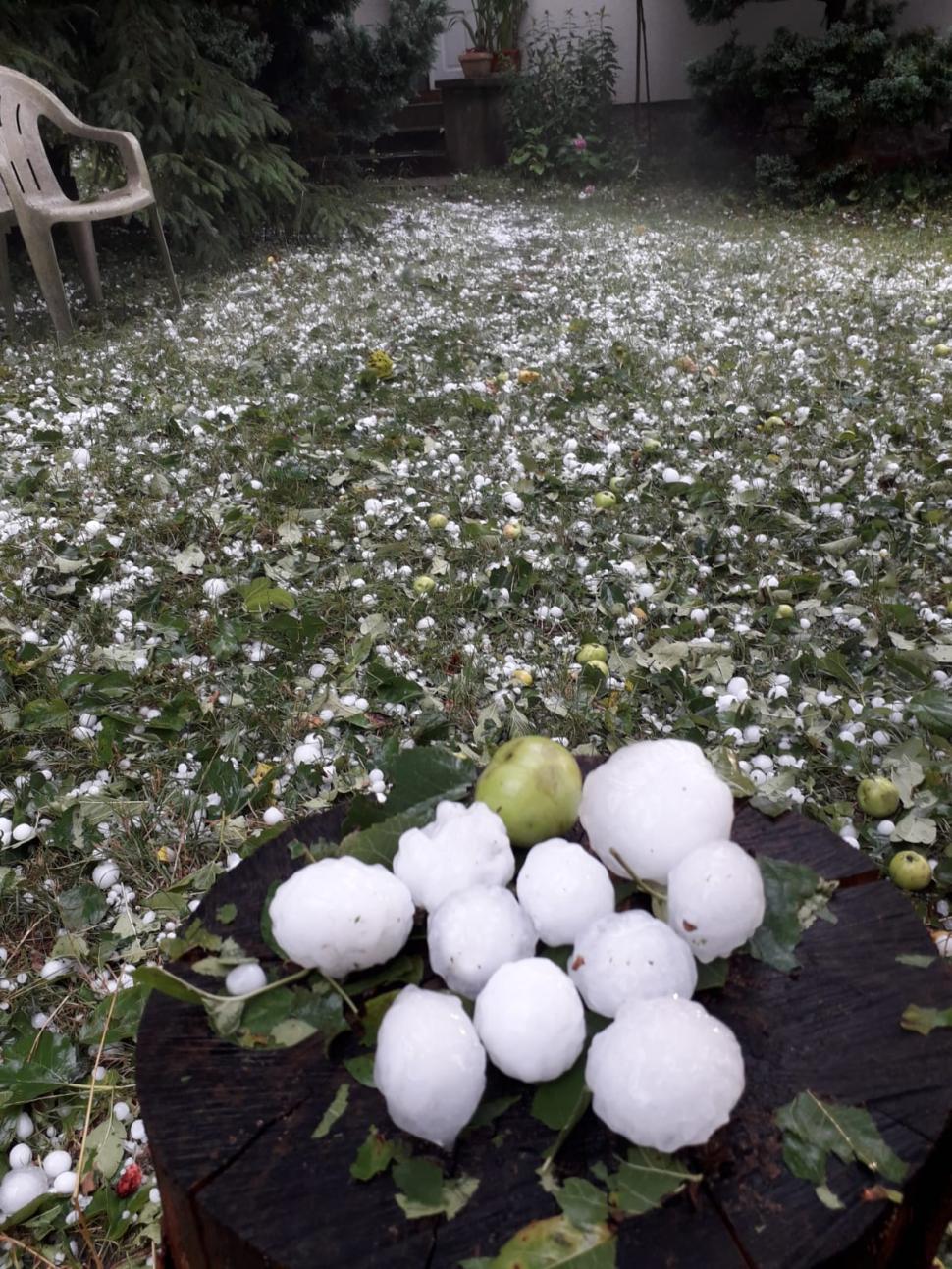 Furtunile au făcut prăpăd în patru judeţe din ţară: zeci de case inundate, persoane izolate şi alunecări de teren  717006