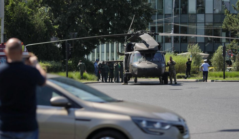Cât costă şi ce performanţe are elicopterul militar Black Hawk, aterizat în sensul giratoriu de la Aviatorilor