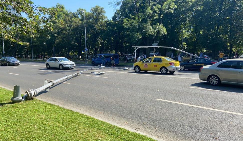 Elicopter militar, aterizare de urgenţă în sensul giratoriu de la Aviatorilor, în Bucureşti 716724