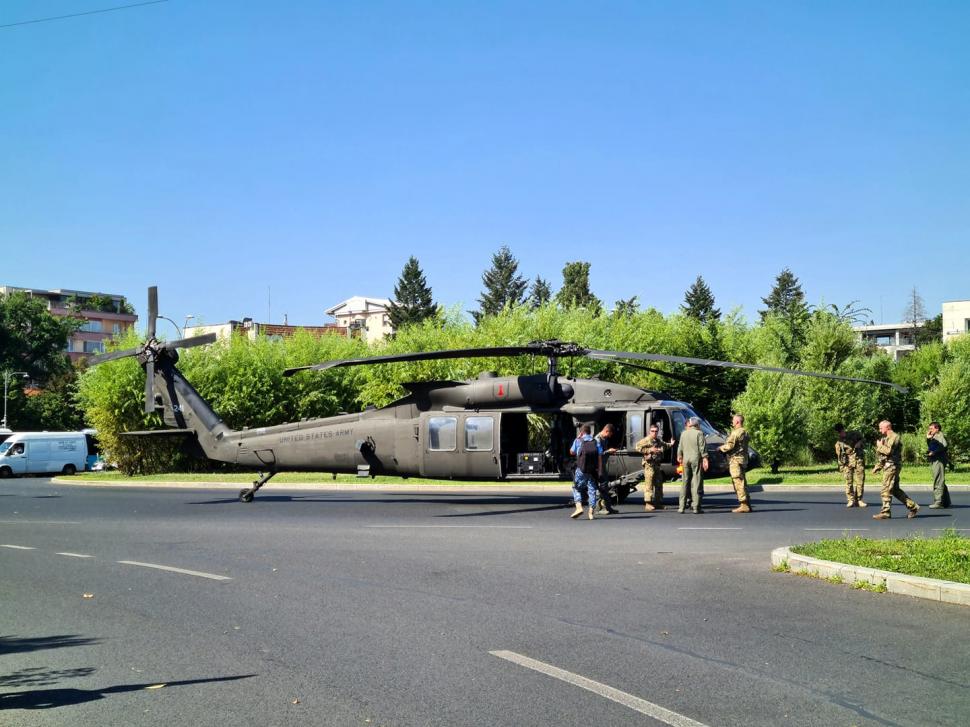 Elicopter militar, aterizare de urgenţă în sensul giratoriu de la Aviatorilor, în Bucureşti 716725