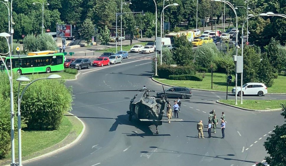 Elicopter militar, aterizare de urgenţă în sensul giratoriu de la Aviatorilor, în Bucureşti