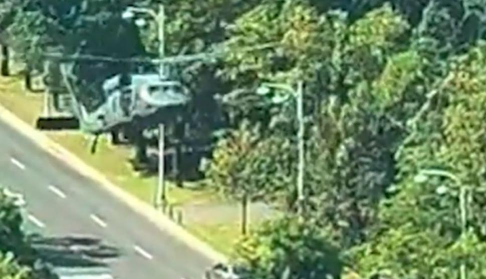 Elicopter militar aterizat forțat în sensul giratoriu de la Aviatorilor zbura la o distanță mică de sol 716775