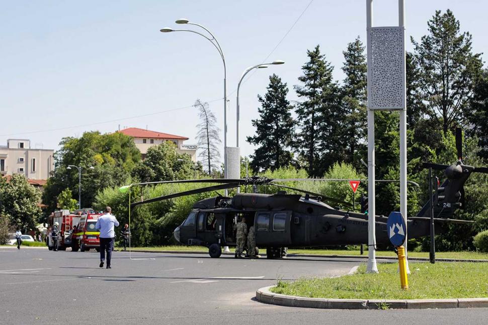 Elicopter militar aterizat forțat în sensul giratoriu de la Aviatorilor zbura la o distanță mică de sol 716787
