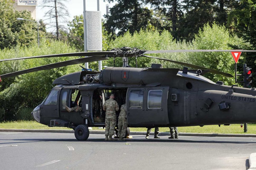 Elicopter militar aterizat forțat în sensul giratoriu de la Aviatorilor zbura la o distanță mică de sol
