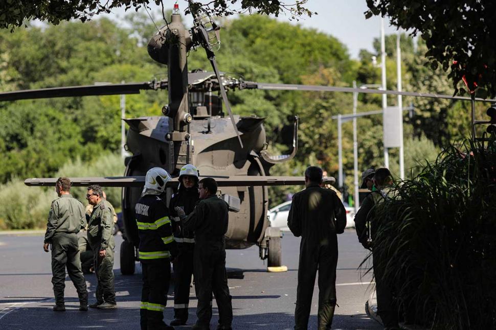 Elicopter militar aterizat forțat în sensul giratoriu de la Aviatorilor zbura la o distanță mică de sol 716790