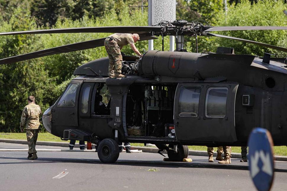 Elicopter militar aterizat forțat în sensul giratoriu de la Aviatorilor zbura la o distanță mică de sol 716791