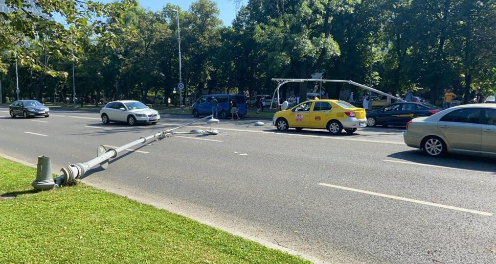 Elicopterul militar, filmat cu câteva minute înainte de aterizarea forţată în sensul giratoriu de la Aviatorilor, din București  716731