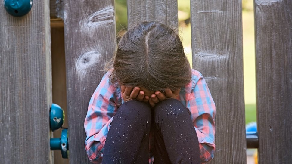 Două fetițe de 10 și 13 ani, violate la Bârlad. Una dintre victime este însărcinată în cinci luni. Bărbații, cercetați în libertate