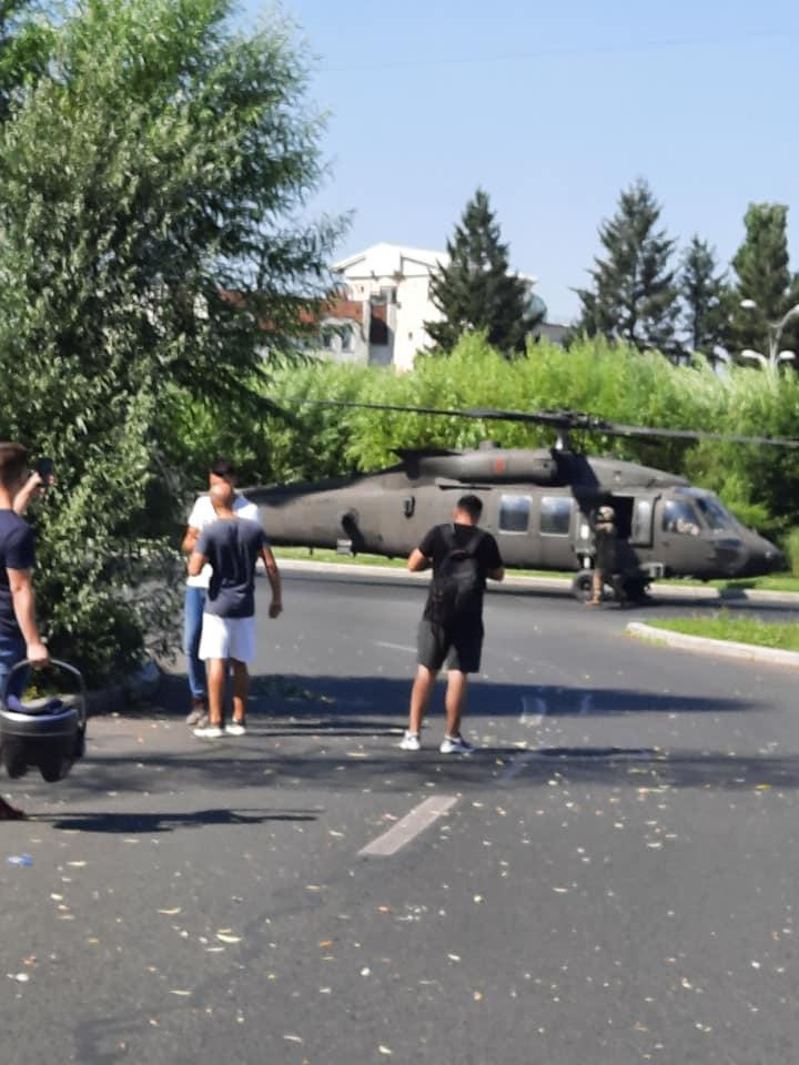 Momentul în care elicopterul a aterizat în sensul giratoriu de la Aviatorilor. Pilotul a evitat la limită clădirile din zonă 716807