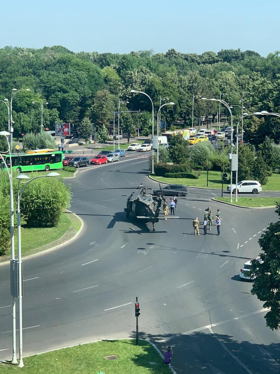 Momentul în care elicopterul a aterizat în sensul giratoriu de la Aviatorilor. Pilotul a evitat la limită clădirile din zonă 716811