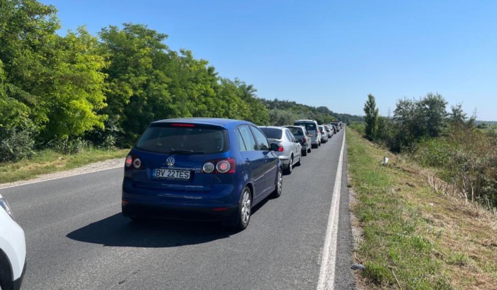 Haos pe drumul vechi spre mare, după accidentele în lanț de pe Autostrada Soarelui. Coadă de mașini pe mai mulți kilometri