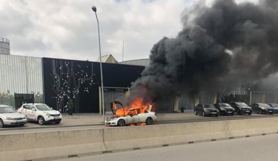 Mașină în flăcări, în fața Direcției de Înmatriculare a Vehiculelor Pipera, din Capitală