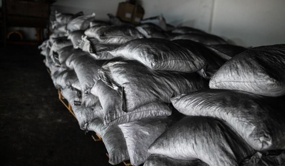 Saci plini de cocaină camuflată în cărbune, în valoare de zeci de milioane de euro, confiscați de poliție