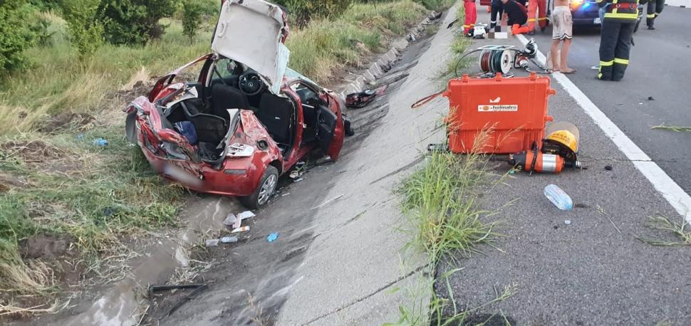 Mașina unei șoferițe de 21 de ani, din București, a fost strivită, într-un accident pe DN5, în Giurgiu. Traficul a fost blocat 717311