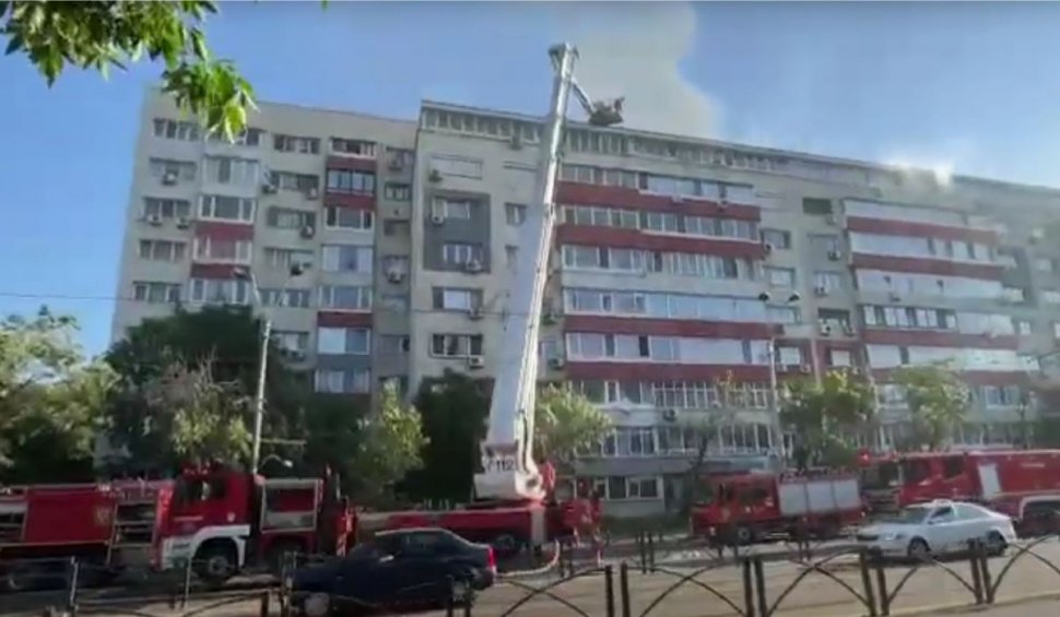 Incendiu la ultimul etaj al unui bloc din București. Zeci de persoane au fost evacuate