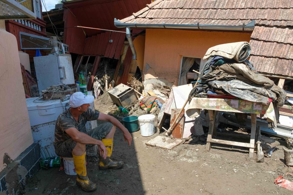 Oamenii din Alba povestesc, în lacrimi, cum s-au salvat când apa le-a năvălit în case: "A intrat din față și-a împins peretele, a rupt tot" 717291