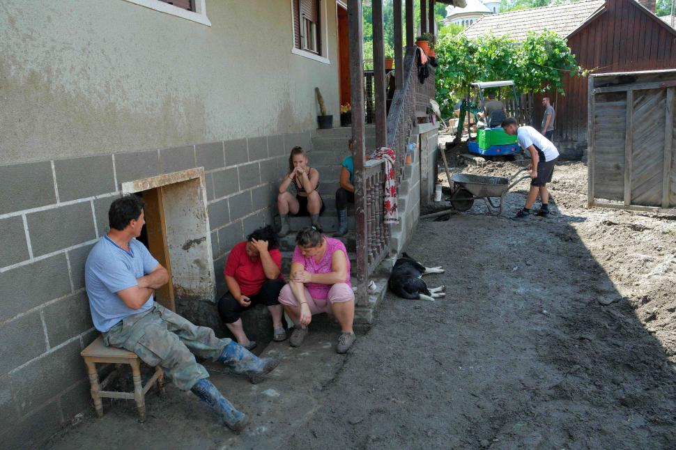 Oamenii din Alba povestesc, în lacrimi, cum s-au salvat când apa le-a năvălit în case: "A intrat din față și-a împins peretele, a rupt tot" 717292