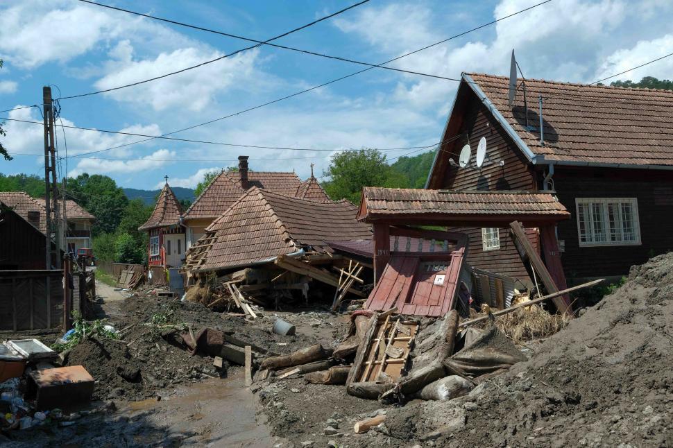 Oamenii din Alba povestesc, în lacrimi, cum s-au salvat când apa le-a năvălit în case: "A intrat din față și-a împins peretele, a rupt tot" 717293