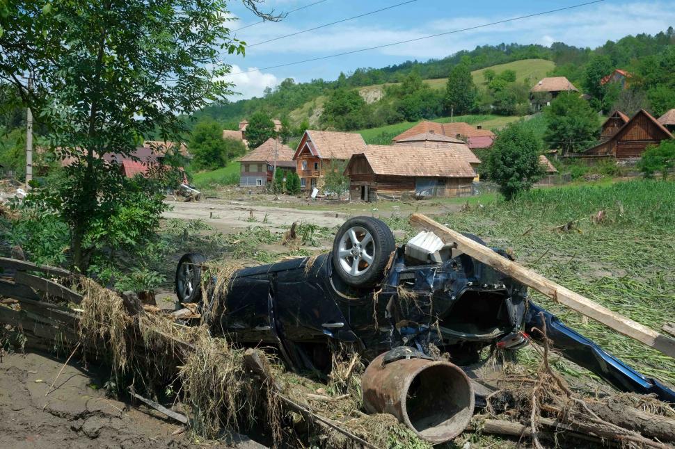 Oamenii din Alba povestesc, în lacrimi, cum s-au salvat când apa le-a năvălit în case: "A intrat din față și-a împins peretele, a rupt tot" 717294