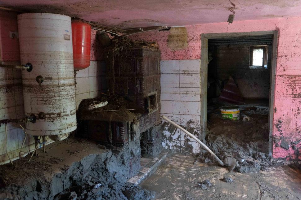 Oamenii din Alba povestesc, în lacrimi, cum s-au salvat când apa le-a năvălit în case: "A intrat din față și-a împins peretele, a rupt tot" 717295