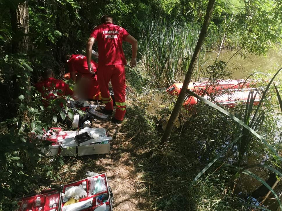 Băiat de 15 ani, înecat într-un iaz din Ilișeștie. A mers la scăldat cu prietenii și se ținea de peturi de plastic, pentru că nu știa să înoate 717364