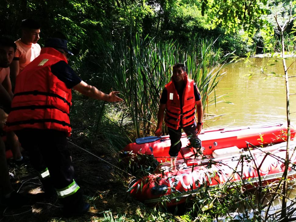 Băiat de 15 ani, înecat într-un iaz din Ilișeștie. A mers la scăldat cu prietenii și se ținea de peturi de plastic, pentru că nu știa să înoate 717365