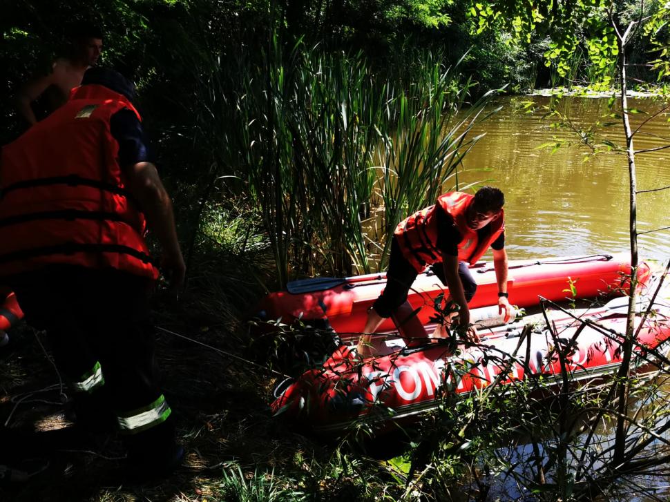 Băiat de 15 ani, înecat într-un iaz din Ilișeștie. A mers la scăldat cu prietenii și se ținea de peturi de plastic, pentru că nu știa să înoate 717366