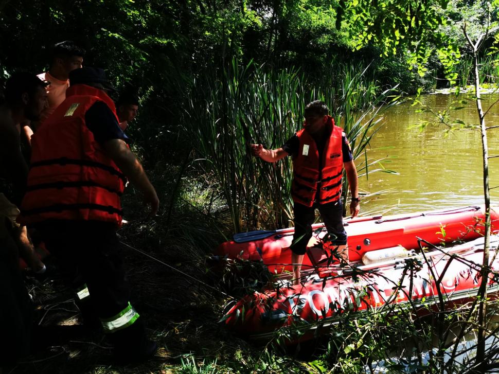 Băiat de 15 ani, înecat într-un iaz din Ilișeștie. A mers la scăldat cu prietenii și se ținea de peturi de plastic, pentru că nu știa să înoate 717367
