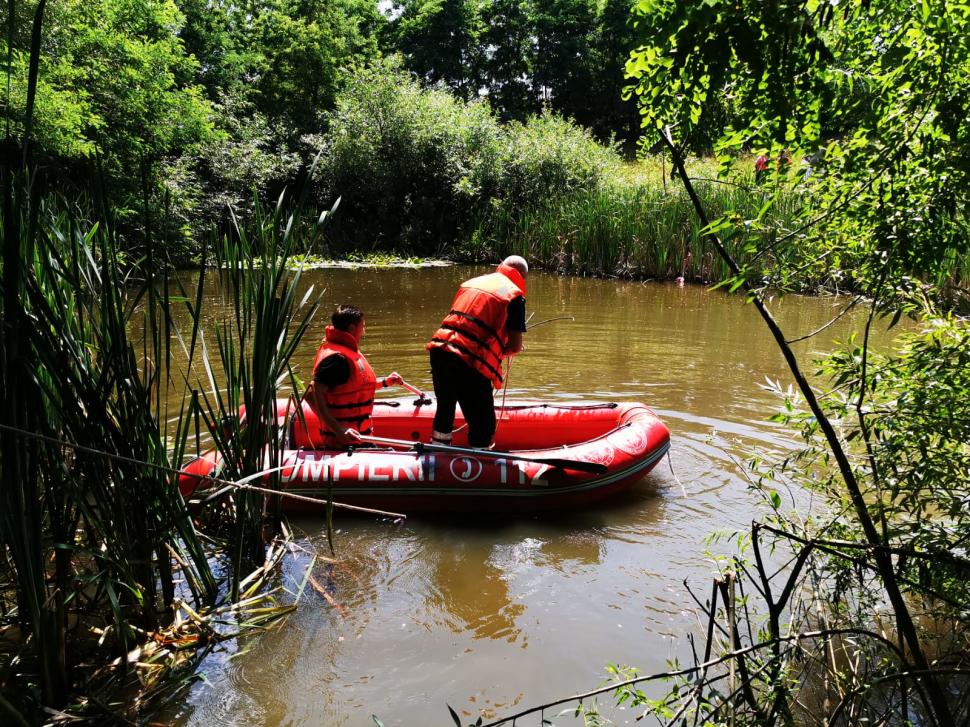 Băiat de 15 ani, înecat într-un iaz din Ilișeștie. A mers la scăldat cu prietenii și se ținea de peturi de plastic, pentru că nu știa să înoate 717368