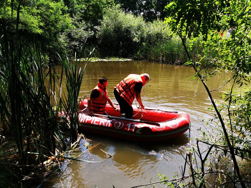 Băiat de 15 ani, înecat într-un iaz din Ilișeștie. A mers la scăldat cu prietenii și se ținea de peturi de plastic, pentru că nu știa să înoate 717369