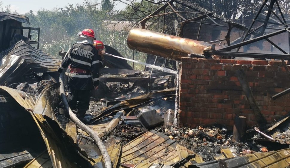 Complex turistic din Tulcea, mistuit de flăcări în șapte ore. Un pompier a ajuns la spital cu elicopterul SMURD, după ce i s-a făcut rău