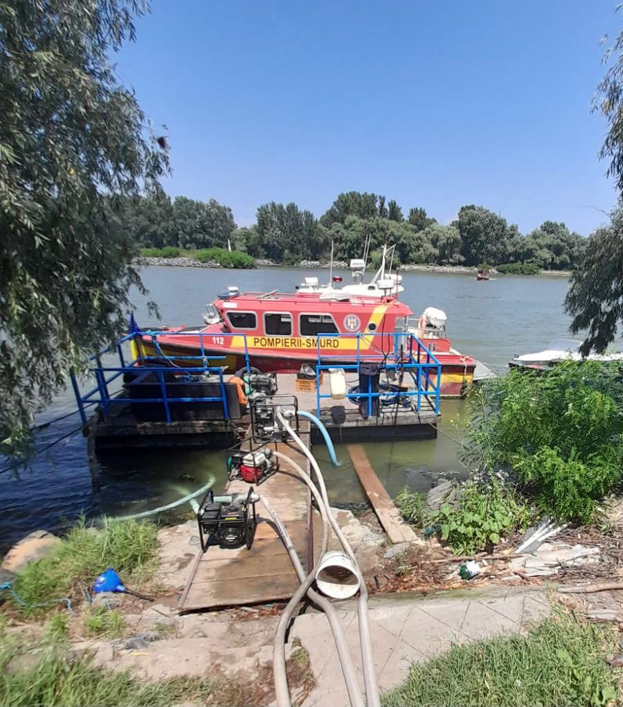 Complex turistic din Tulcea, mistuit de flăcări în șapte ore. Un pompier a ajuns la spital cu elicopterul SMURD, după ce i s-a făcut rău 717395