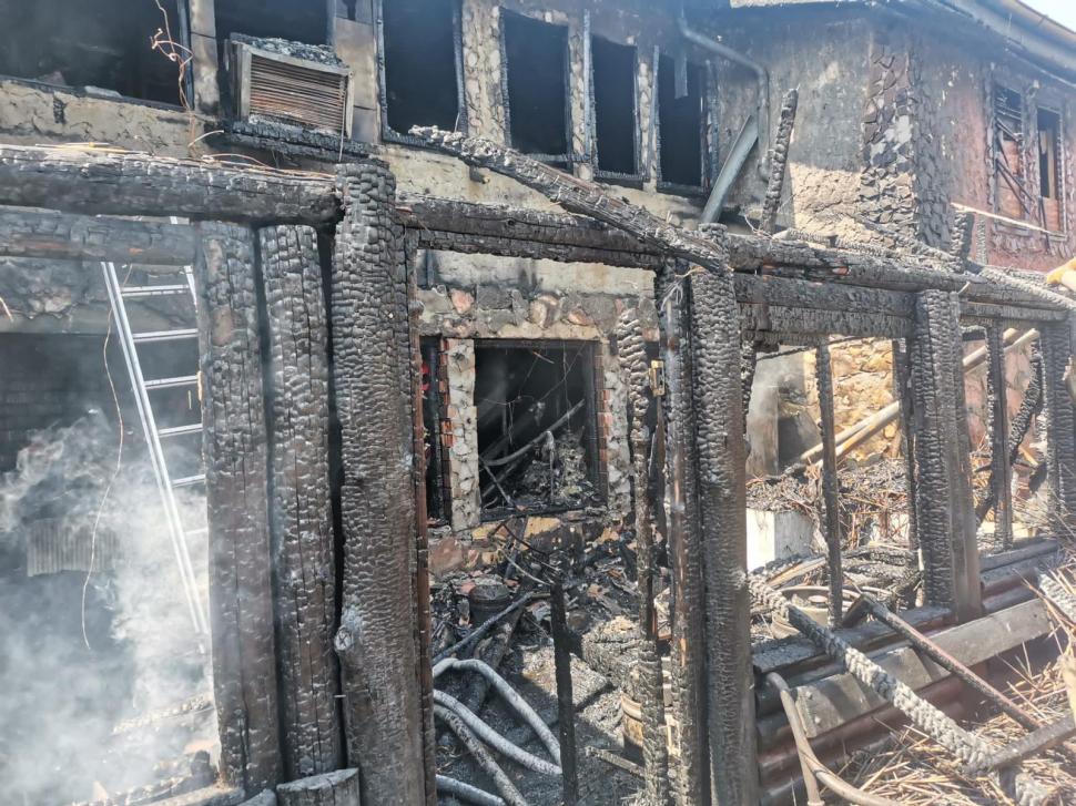 Complex turistic din Tulcea, mistuit de flăcări în șapte ore. Un pompier a ajuns la spital cu elicopterul SMURD, după ce i s-a făcut rău 717397