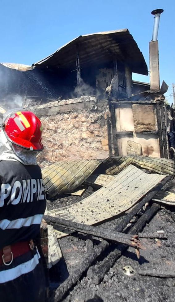 Complex turistic din Tulcea, mistuit de flăcări în șapte ore. Un pompier a ajuns la spital cu elicopterul SMURD, după ce i s-a făcut rău 717398