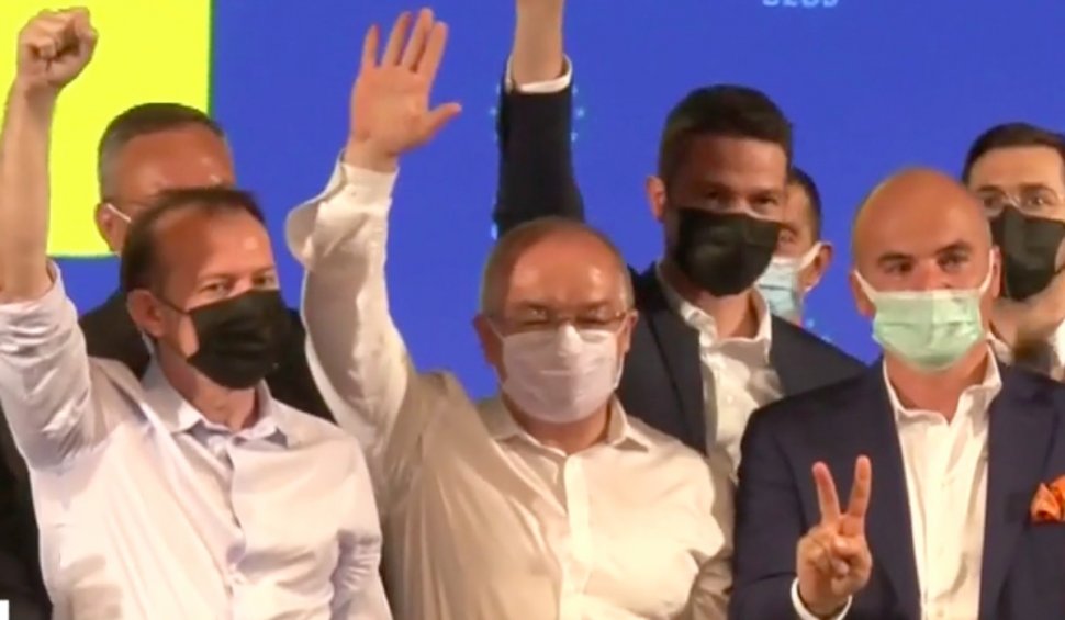 Florin Cîțu și-a prezentat "echipa câștigătoare" de față cu Orban: I-a chemat lângă el, pe scenă, pe liderii PNL