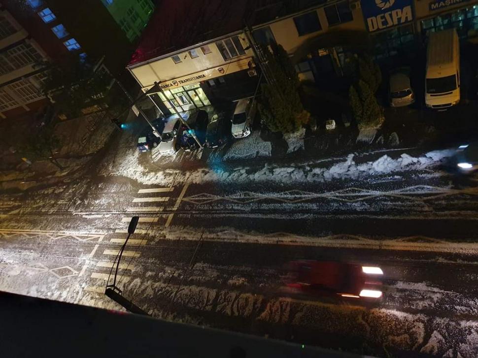 Inundații în Cluj-Napoca, după o furtună de 30 de minute. Mașini sub apă, copaci căzuți, cabluri de electricitate rupte 717401