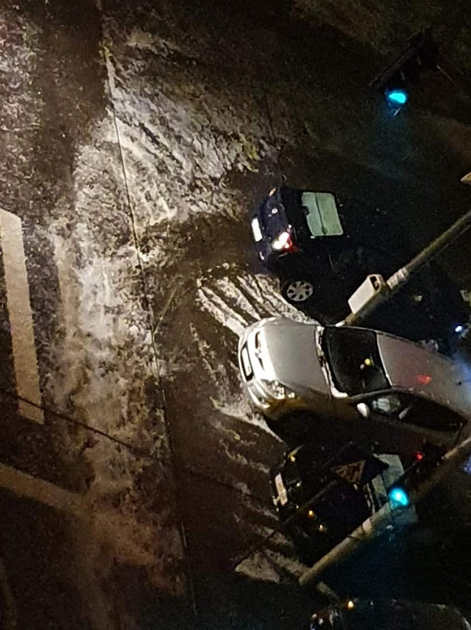 Inundații în Cluj-Napoca, după o furtună de 30 de minute. Mașini sub apă, copaci căzuți, cabluri de electricitate rupte 717402