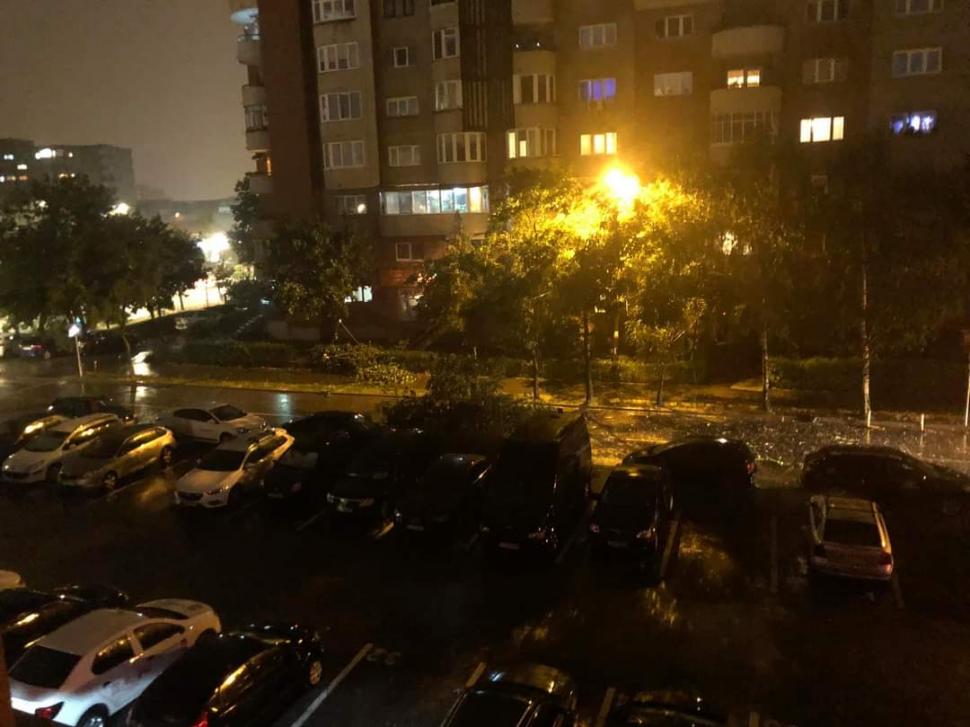Inundații în Cluj-Napoca, după o furtună de 30 de minute. Mașini sub apă, copaci căzuți, cabluri de electricitate rupte 717404