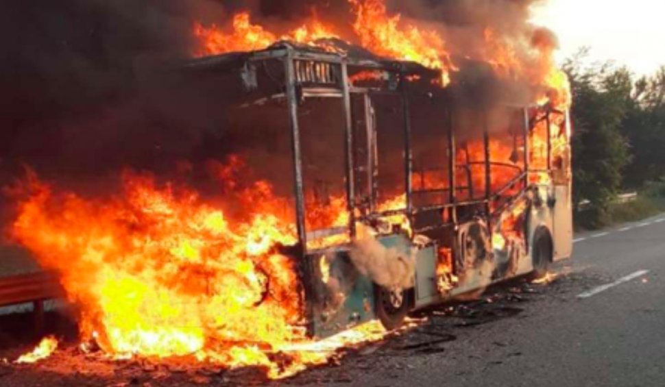 Un autobuz electric a ars în întregime, în Dej, în timp ce-și efectua cursa. Călătorii au apucat să coboare
