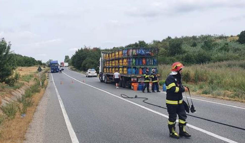 14 butelii cu gaz au căzut dintr-un TIR pe DN 19 în Bihor 717558