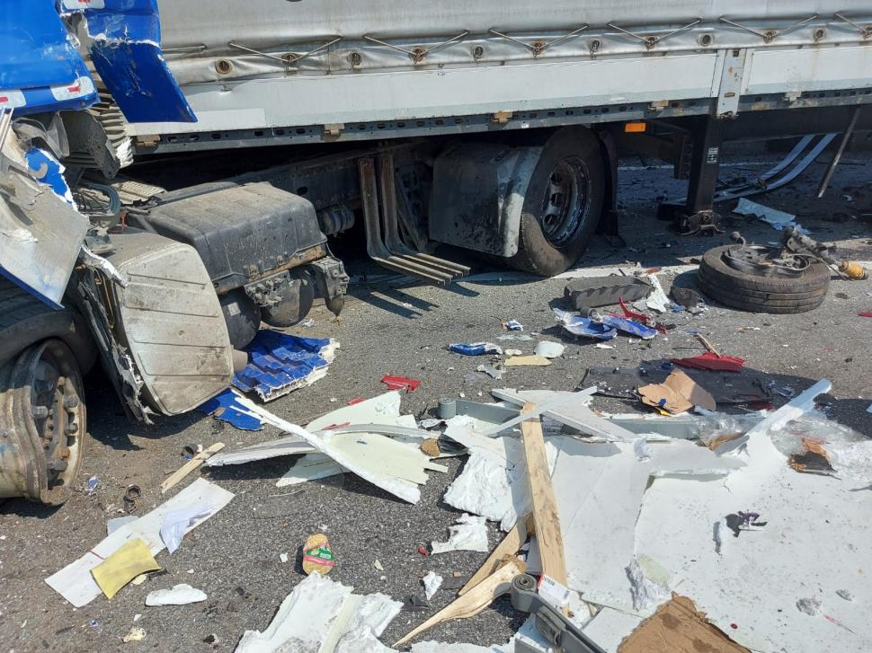 Carambol cu trei maşini în Mehedinţi. Un om a murit încarcerat, după ce şoferul unei autoutilitare a depăşit linia continuă şi a lovit un TIR 717449