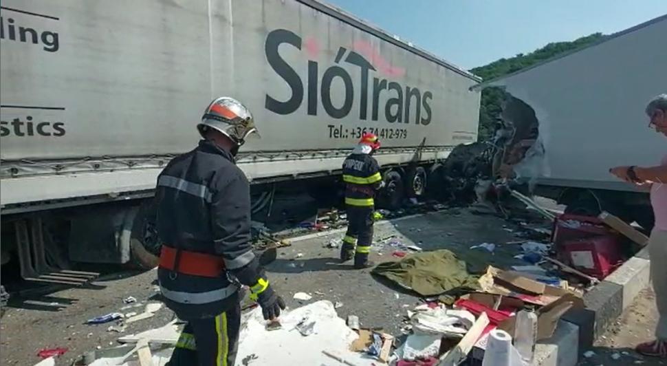Carambol cu trei maşini în Mehedinţi. Un om a murit încarcerat, după ce şoferul unei autoutilitare a depăşit linia continuă şi a lovit un TIR 717450