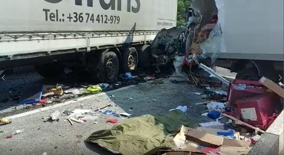 Carambol cu trei maşini în Mehedinţi. Un om a murit încarcerat, după ce şoferul unei autoutilitare a depăşit linia continuă şi a lovit un TIR 717451