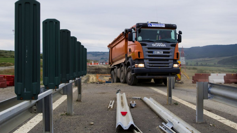 Despăgubiri de peste 220 milioane de euro pentru constructorii de drumuri, în ţara fără autostrăzi