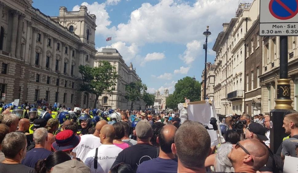 Proteste violente în Londra: "Arestaţi-l pe Boris Johnson!", printre scandările protestatarilor