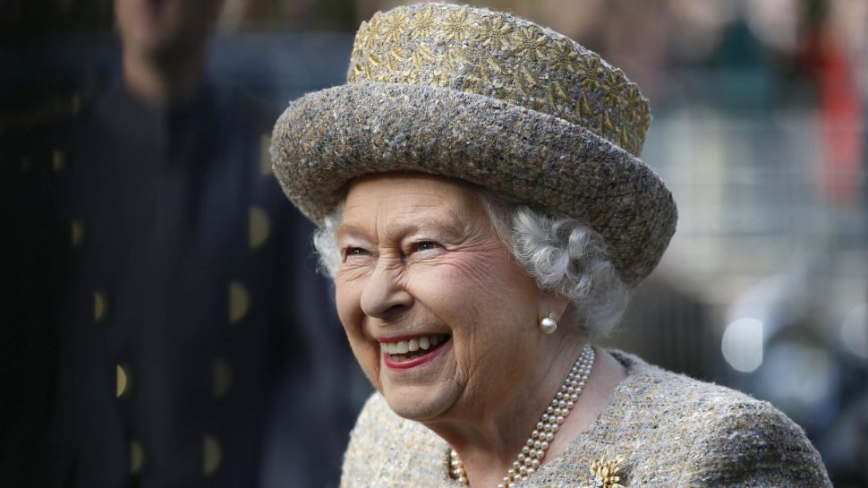 Regina Elisabeta, surprinsă la volan la 95 de ani. Motivul pentru care nu are permis de conducere