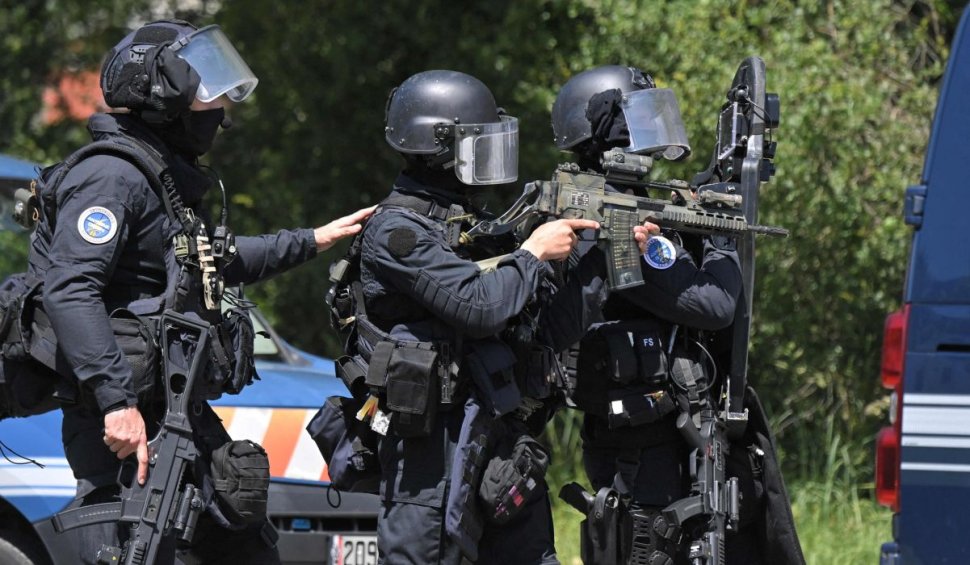 Operațiune masivă de căutare a unui suspect care a tras asupra polițiștilor, în Franța