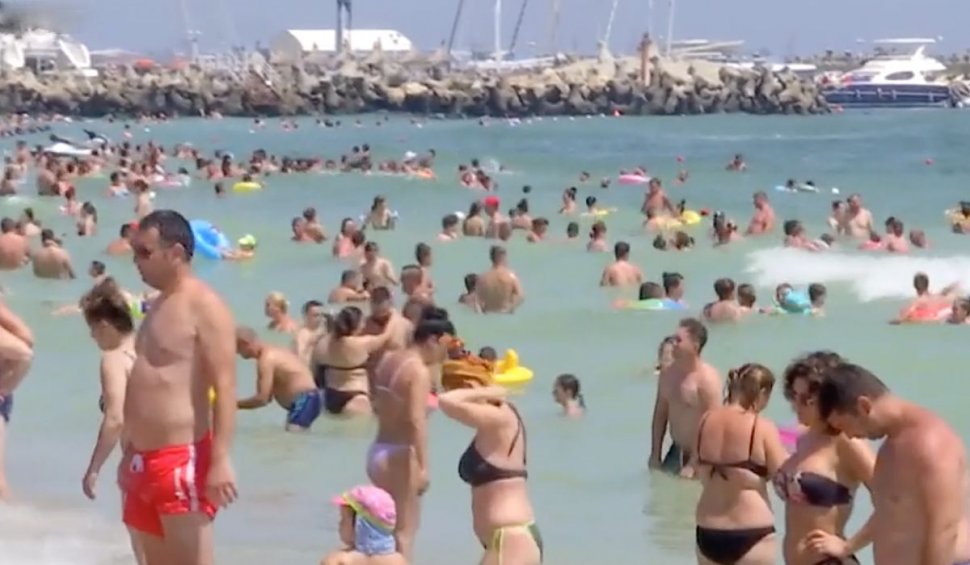 Sute de mii de turiști pe litoral: ”Suntem speriaţi de atâţia oameni”