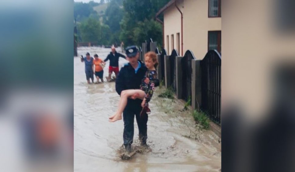 Rebeca, fetița de 10 ani cărată pe brațe de un jandarm, după ce casa i-a fost luată de ape, în județul Alba
