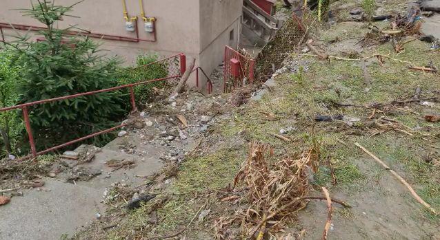 Viitură la Buşteni: cel mai circulat drum din ţară blocat, 50 de case şi un magazin, inundate 717662